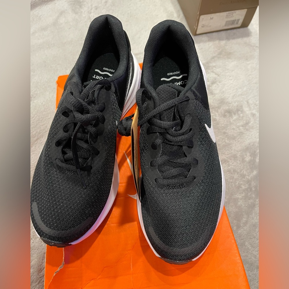 NWT WOMEN NIKE REVOLUTION 7